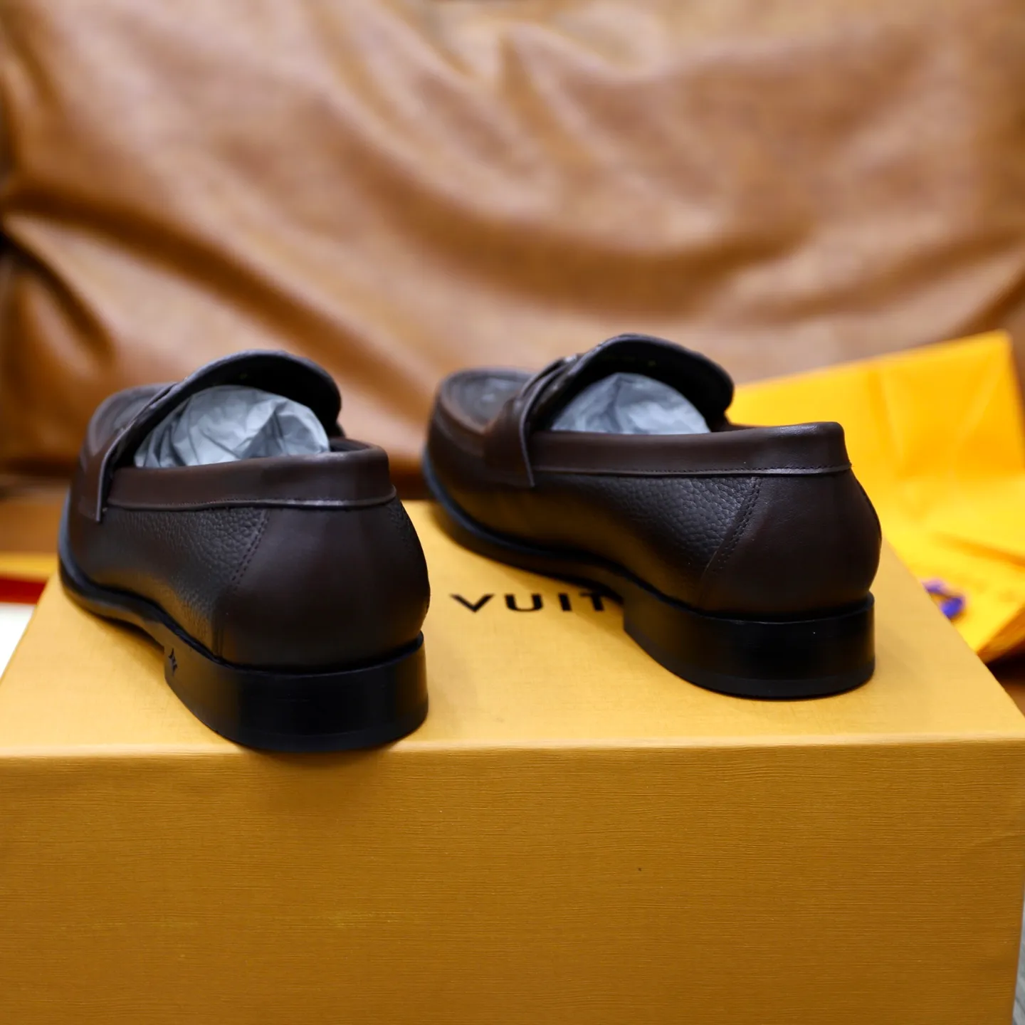 Men's Men's Shoes💰💰920LV Louis Vuitton Slip-on Loafers, top quality products from Guangzhou, ready for sale! This LV Glove loafer is made of selected soft cowhide, with a slightly wrinkled leather surface and a very high-end texture. Each pair is unique. The leather surface is light and soft, with a fine texture and good luster. It is a classic loafer style, with exquisite handmade mark stitching on the toe, and a square toe configuration to highlight the classic style. The horizontal band has hot-printed LV three-dimensional letters, semi-solid handcrafts and a genuine leather outsole, and a rubber patch on the heel to create wear-resistant performance and comfort. One of the must-have loafers for men! Comes with full original packaging! Code number: 38-39-40-41-42-43-44 (38, 45, 46 customized) standard leather shoe code